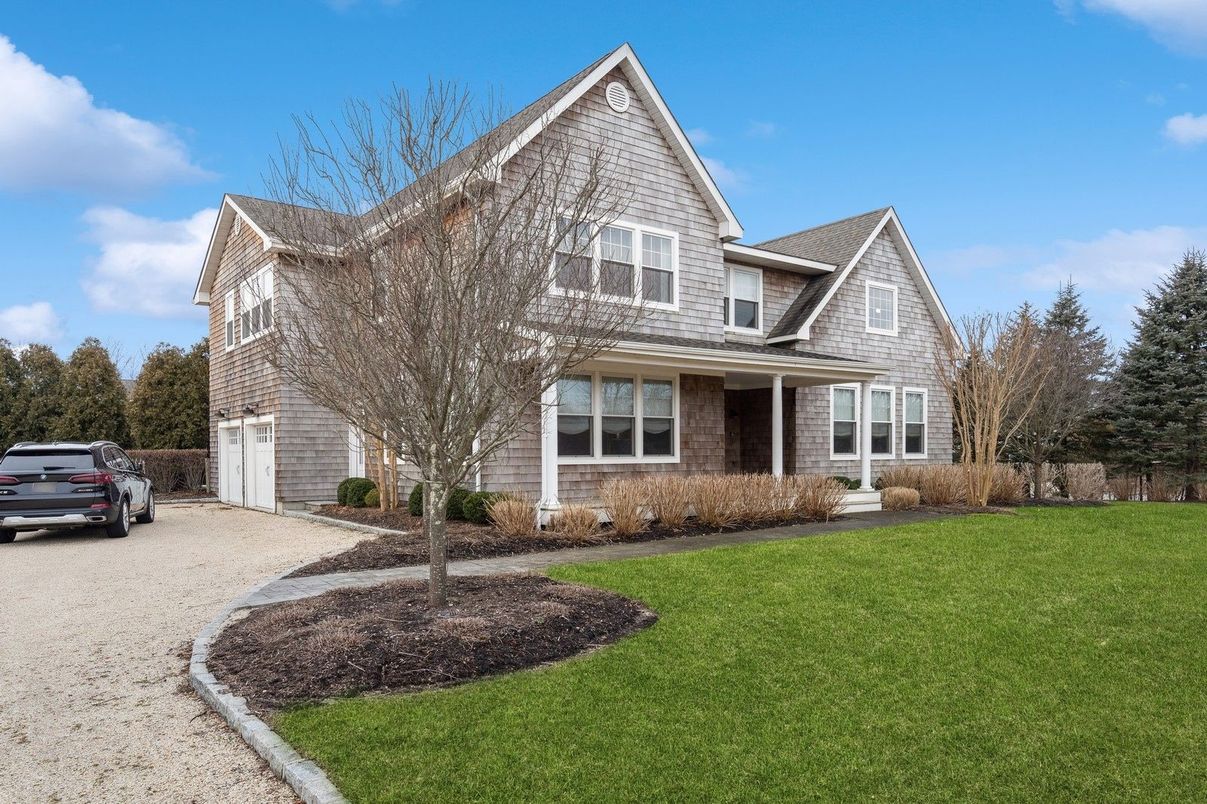 Attached, Exterior, Facade, Farmhouse