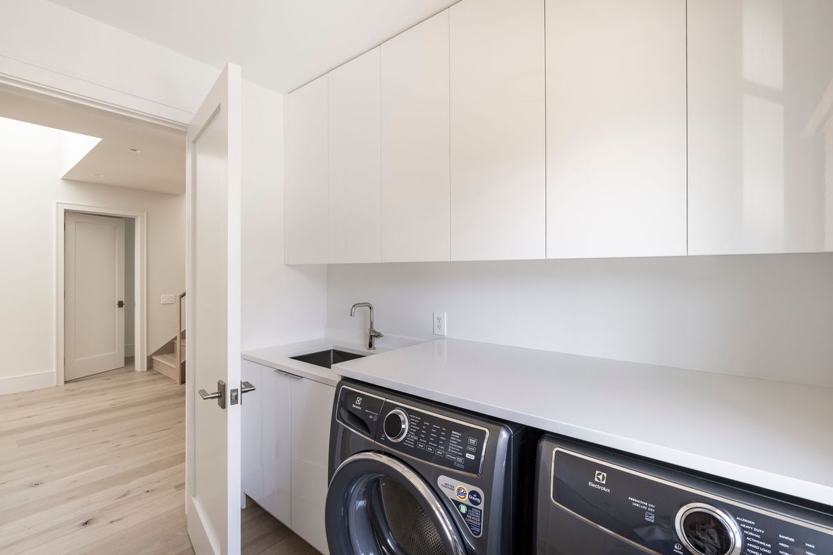 Interior, Washer, Wood Texture Flooring