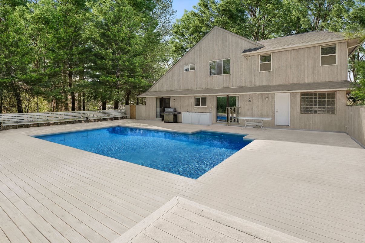 Exterior, Outdoor Kitchen, Pool