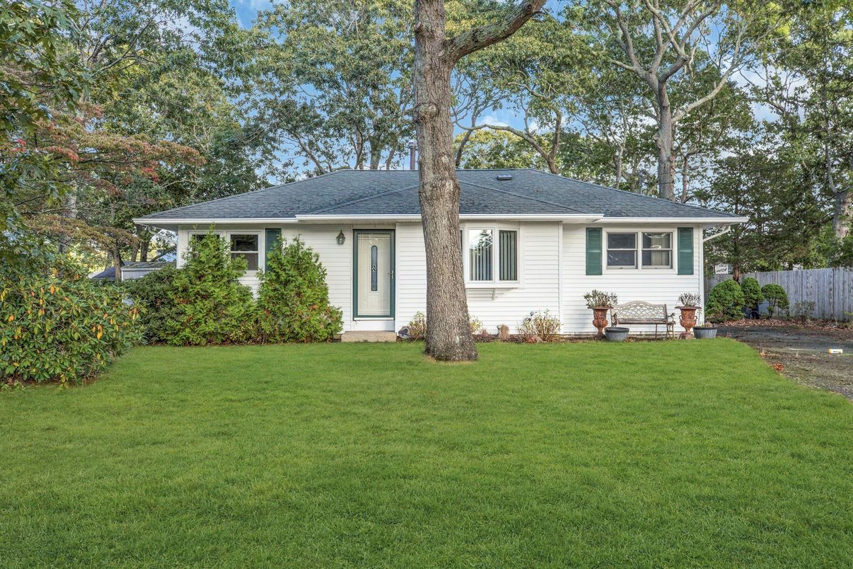 Exterior, Facade, Ranch