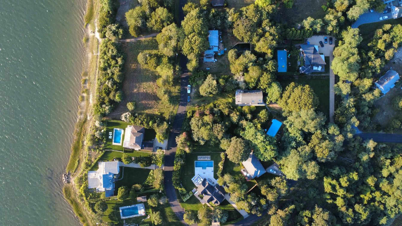 Exterior, Drone
