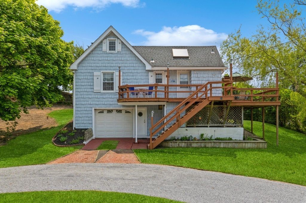 Attached, Exterior, Facade, Farmhouse
