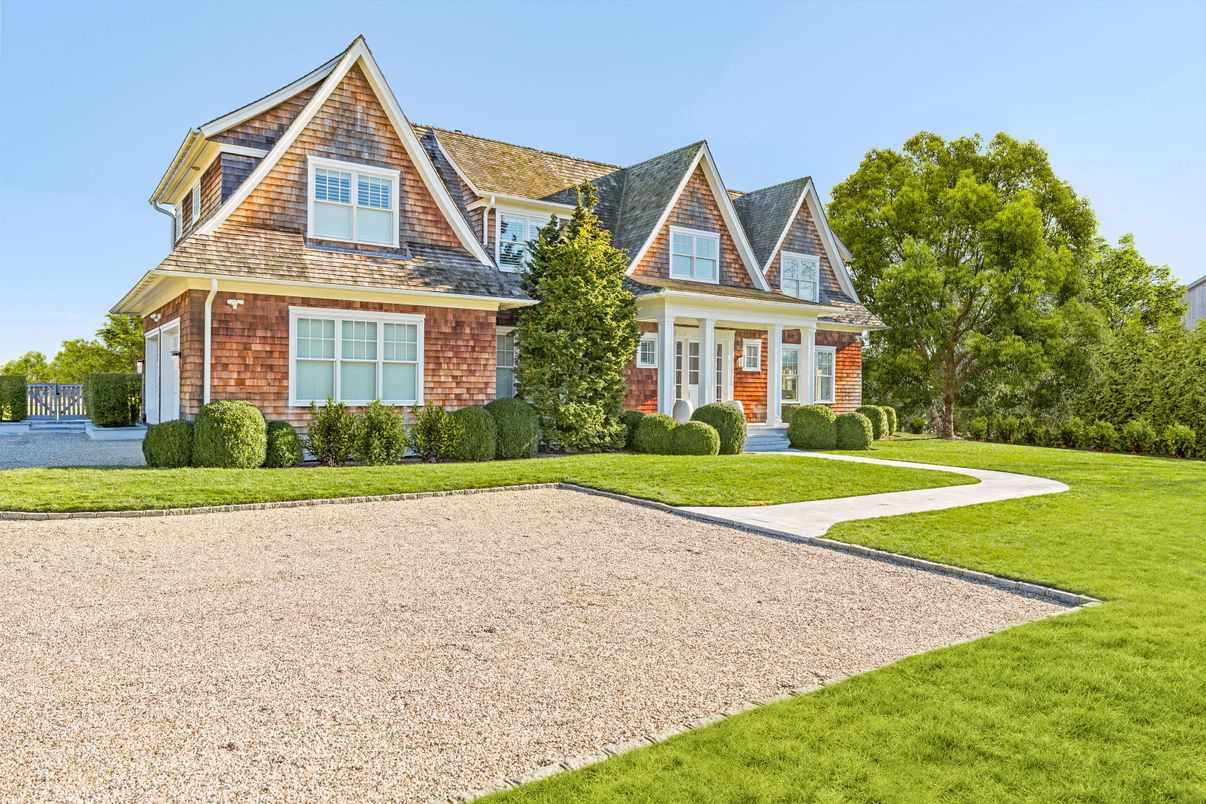 Attached, Exterior, Facade, Brick Facade, Queen Anne Victorian