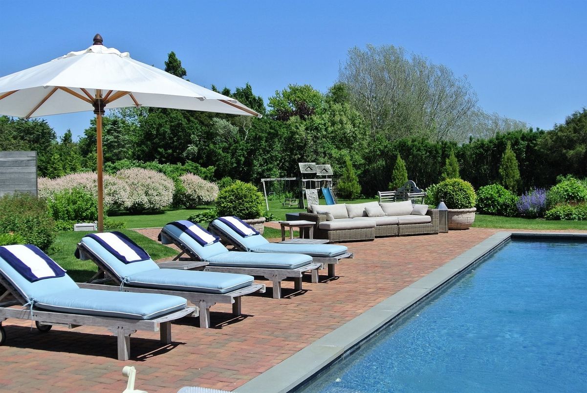 Exterior, Playground, Pool