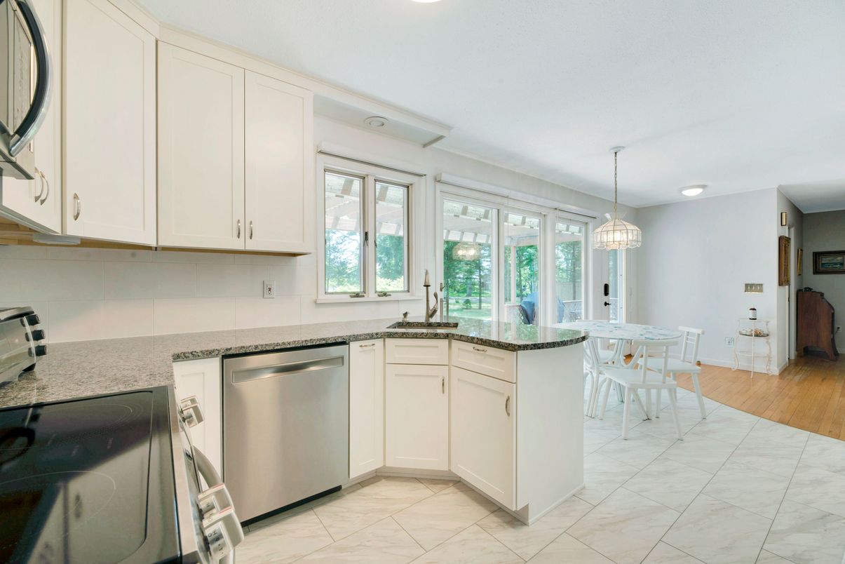 Dining room, Interior, Kitchen, Pendant Lights, Recessed Lighting, Wood Texture Flooring