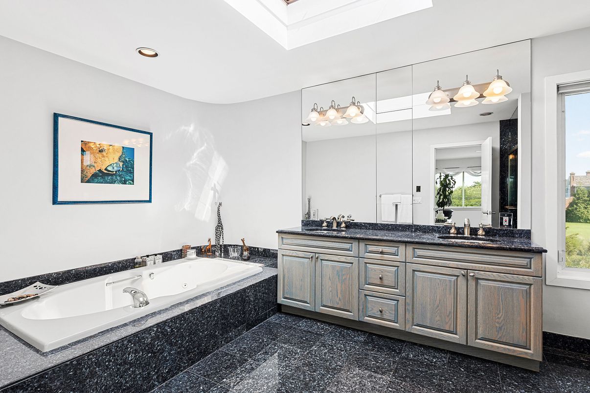Bathroom, Dual Sink Vanities, Interior, Recessed Lighting