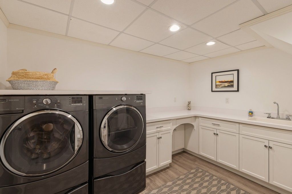 Interior, Recessed Lighting, Washer, Wood Texture Flooring