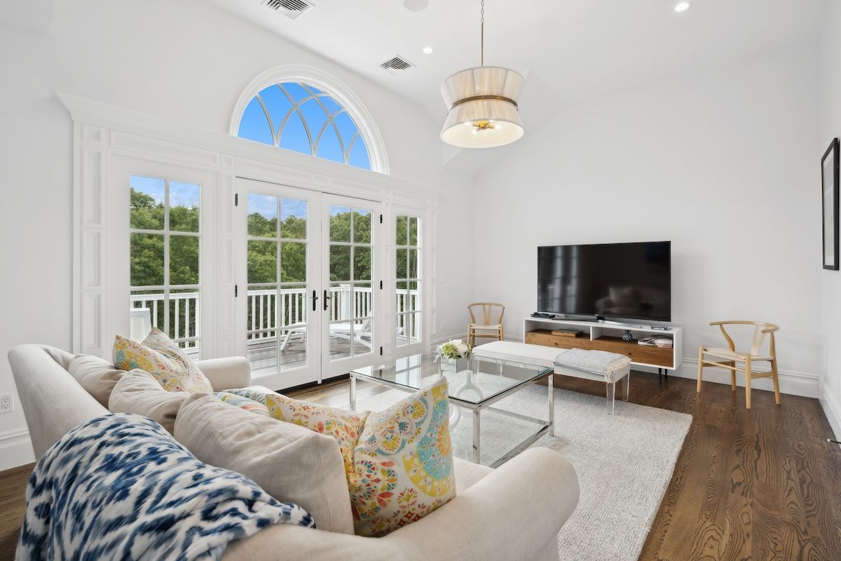 Interior, Living room, Pendant Lights, Recessed Lighting, Wood Texture Flooring