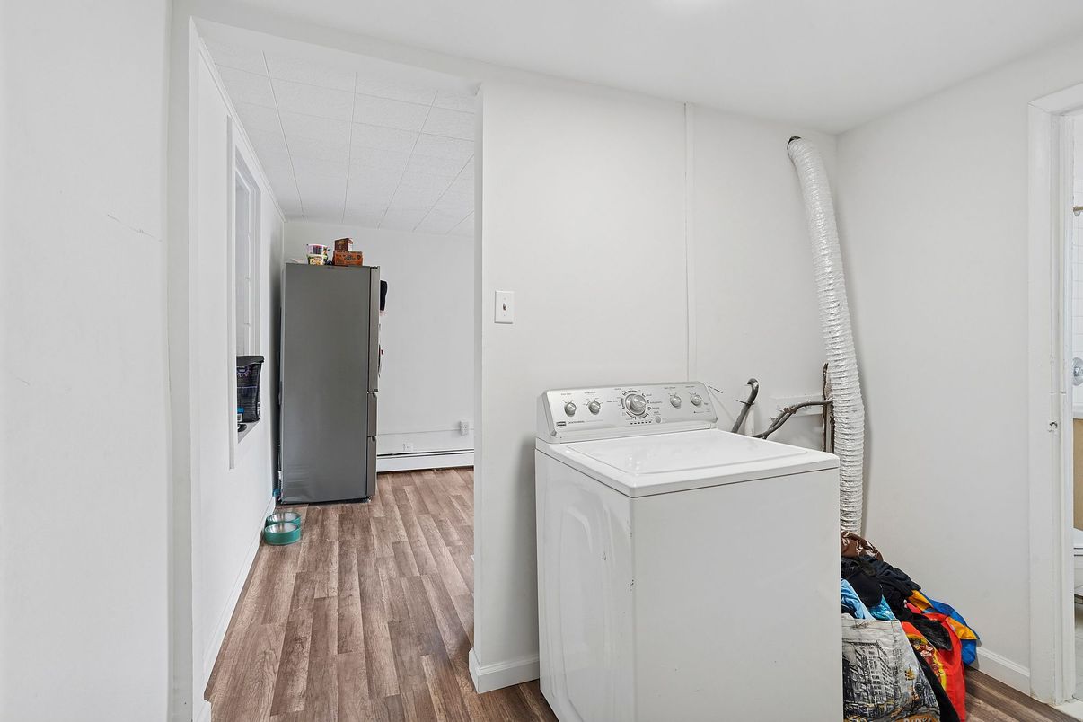 Interior, Utility Closets, Washer, Wood Texture Flooring