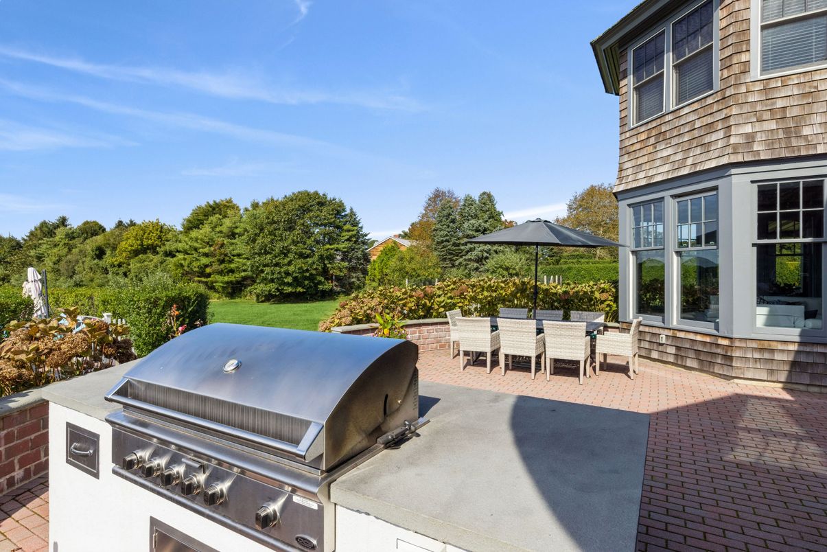 Exterior, Outdoor Kitchen