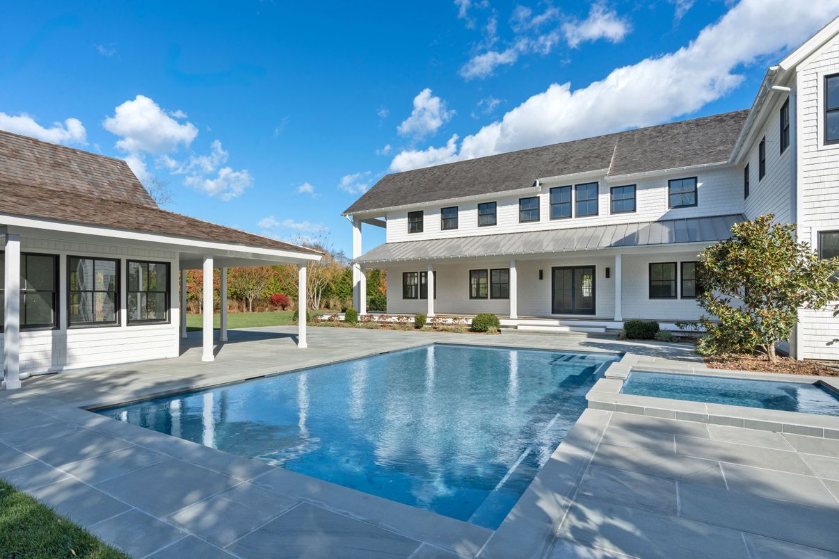 Exterior, Facade, Pool, Farmhouse