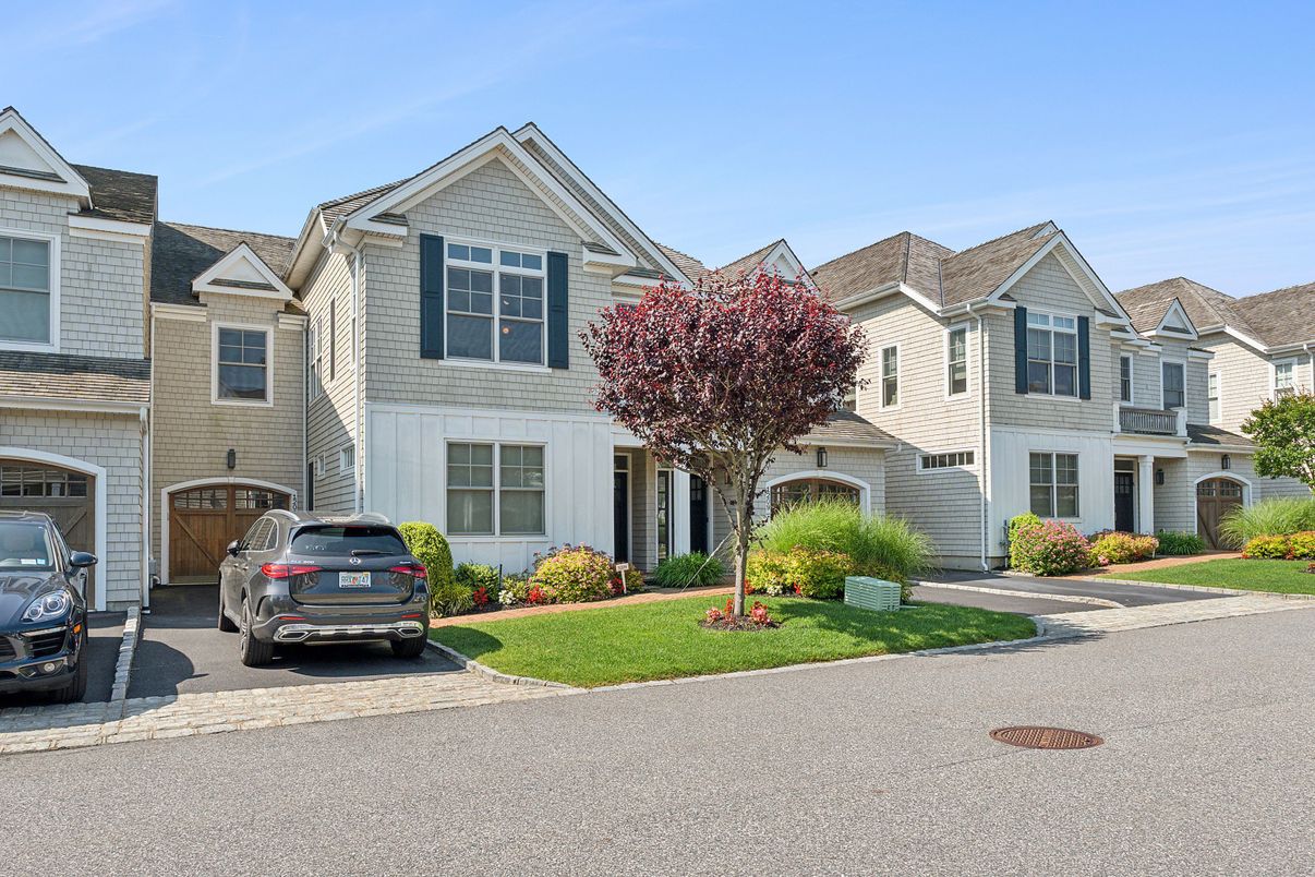 Attached, Exterior, Facade, Queen Anne Victorian