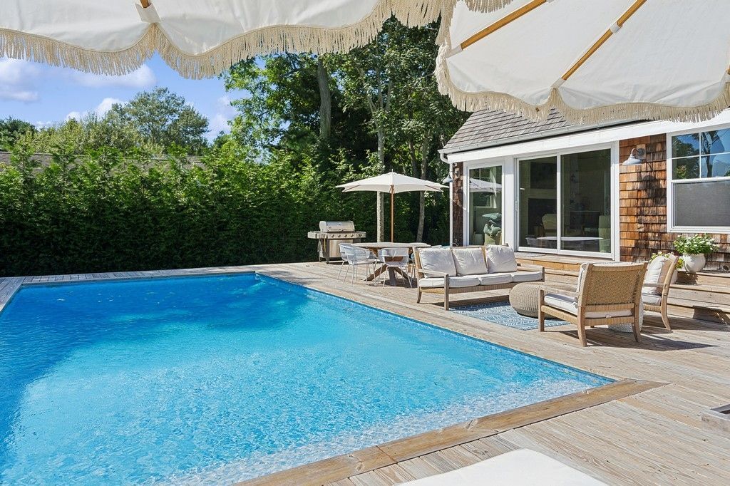 Exterior, Outdoor Kitchen, Pool