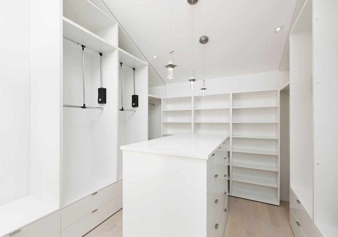 Interior, Pendant Lights, Recessed Lighting, Walk-in Closets, Wood Texture Flooring
