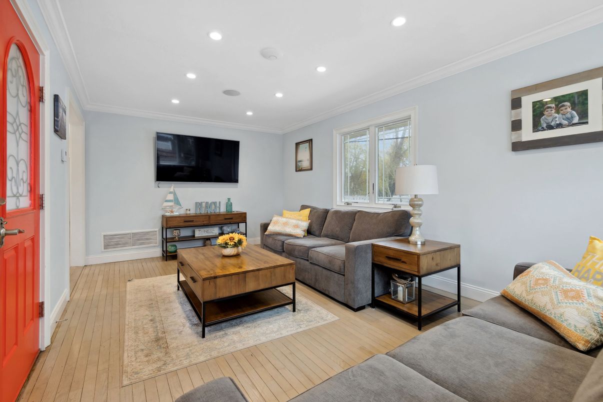 Interior, Living room, Recessed Lighting, Wood Texture Flooring