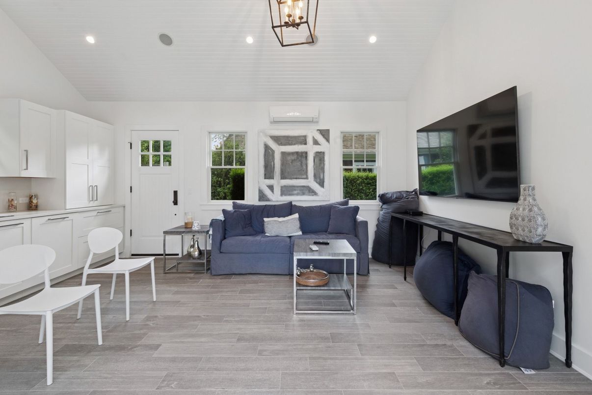 Interior, Living room, Pendant Lights, Recessed Lighting, Wood Texture Flooring