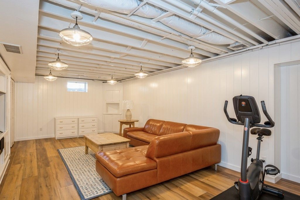 Fitness Equipment, Interior, Living room, Pendant Lights, Wood Texture Flooring