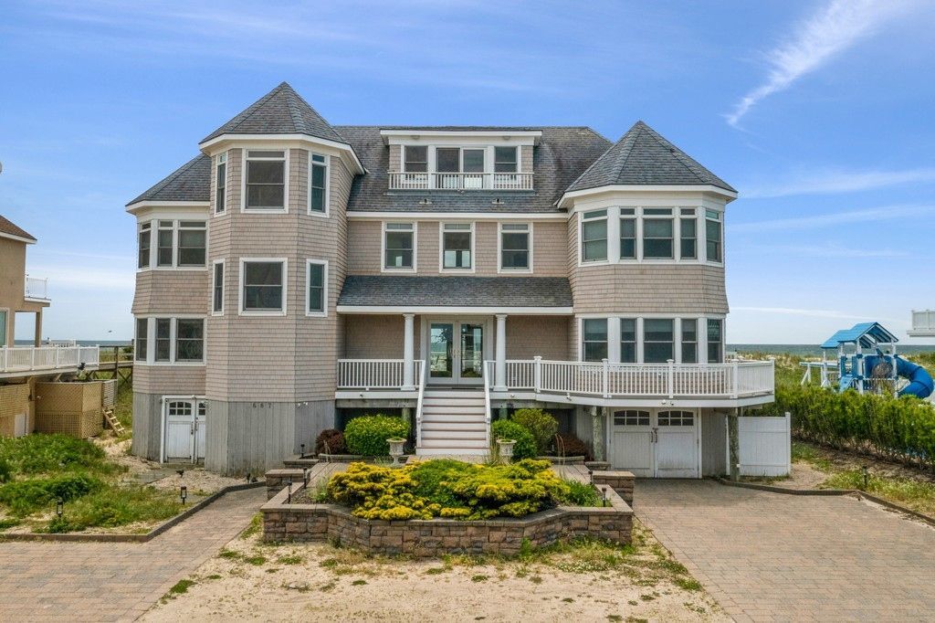 Exterior, Facade, Queen Anne Victorian