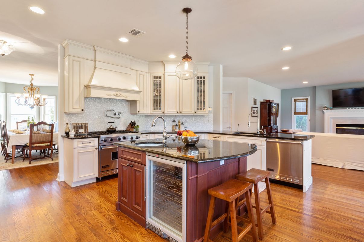 Chandelier, Dining room, Interior, Kitchen, Pendant Lights, Recessed Lighting, Stainless Steel Appliances, Wood Texture Flooring