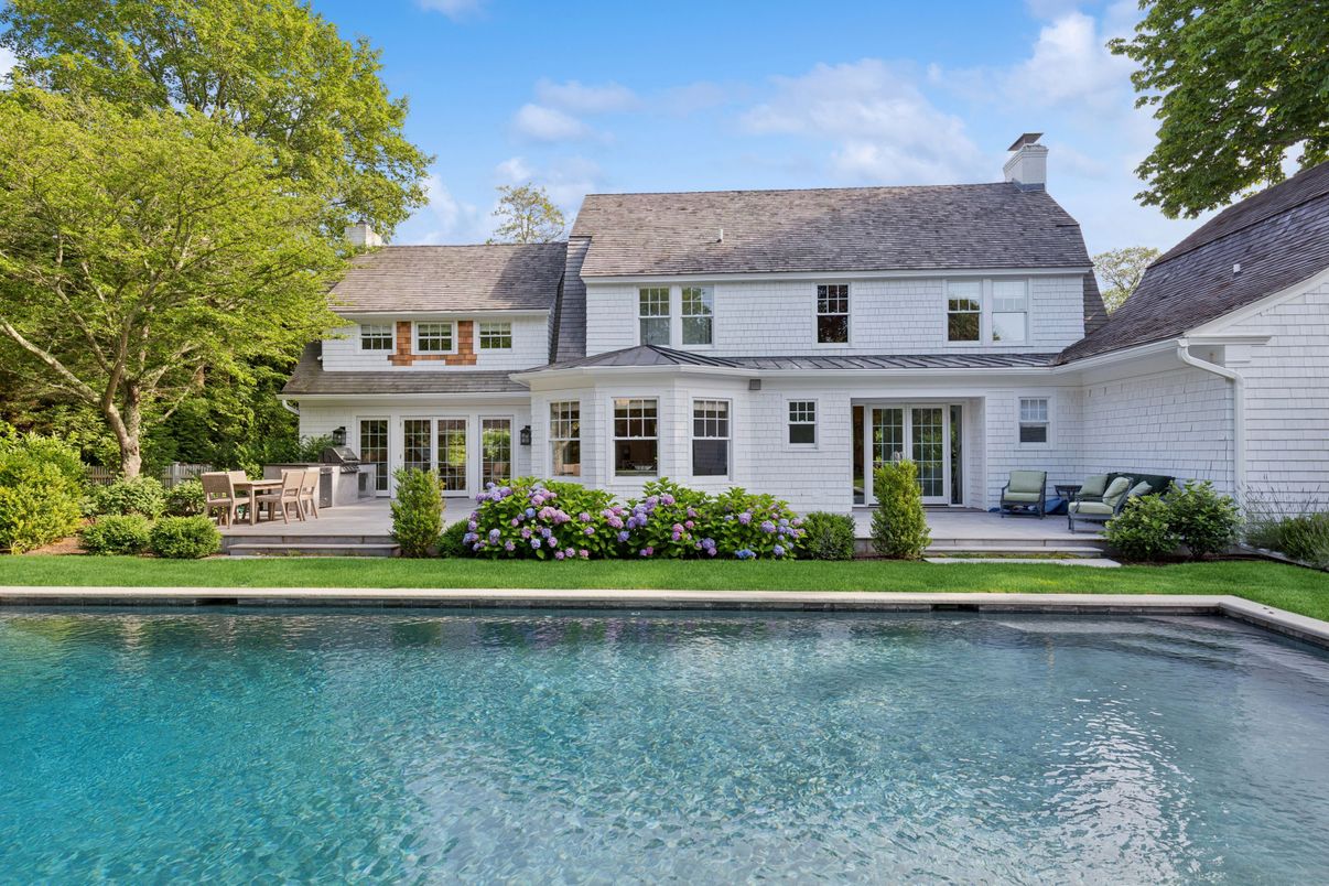 Exterior, Facade, Pool, Farmhouse