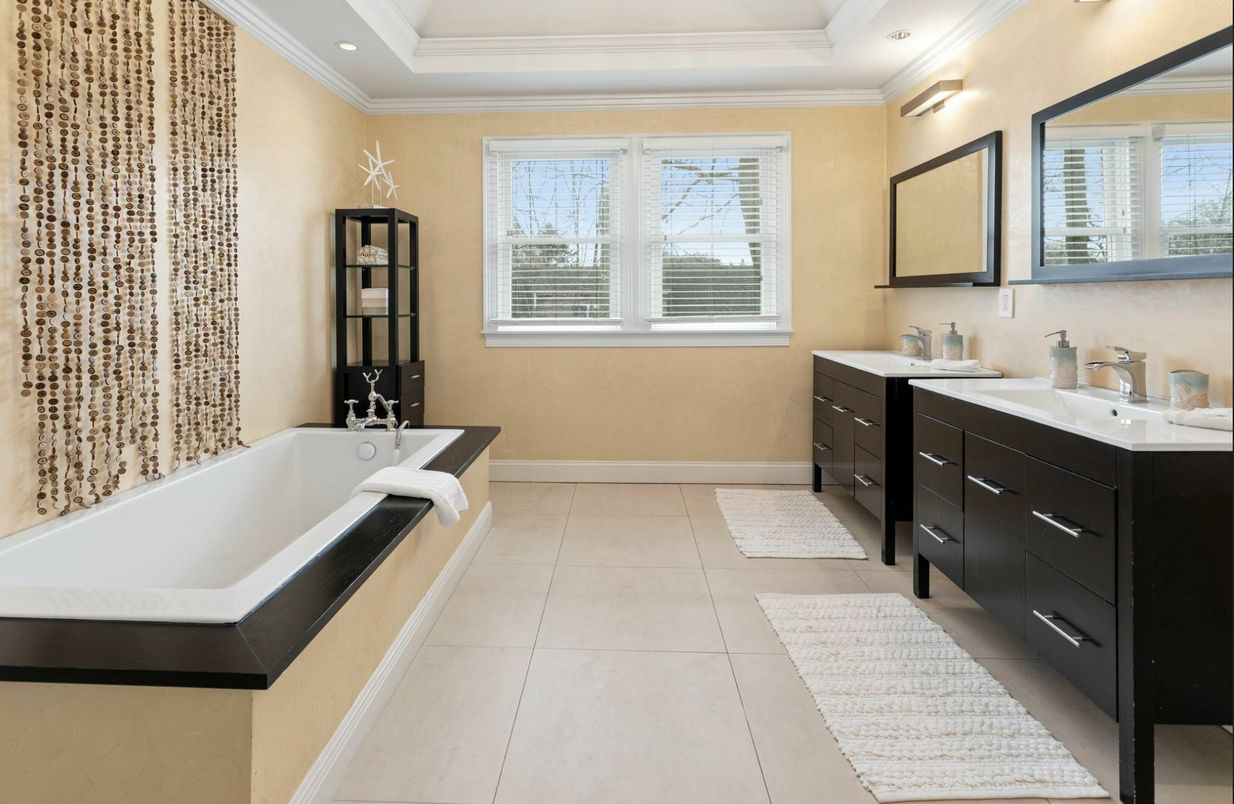 Bathroom, Dual Sink Vanities, Interior, Recessed Lighting