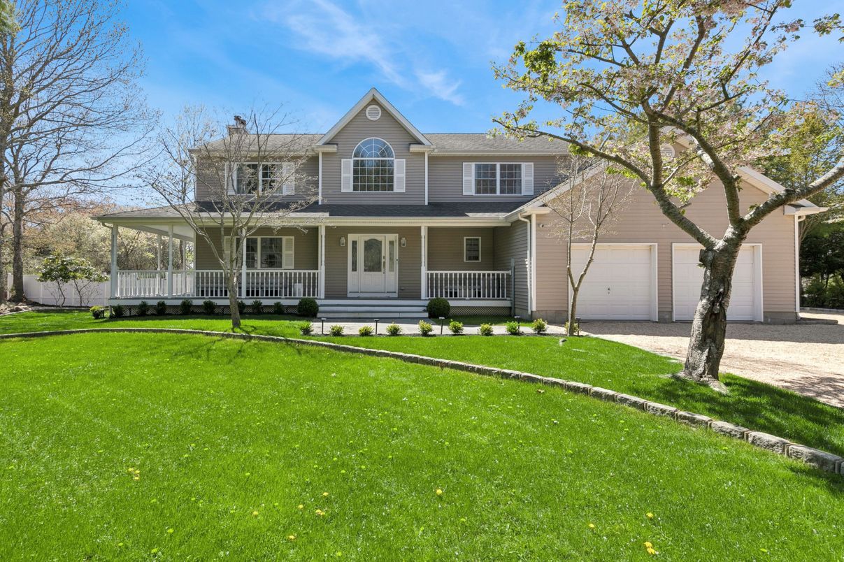 Attached, Exterior, Facade, Farmhouse