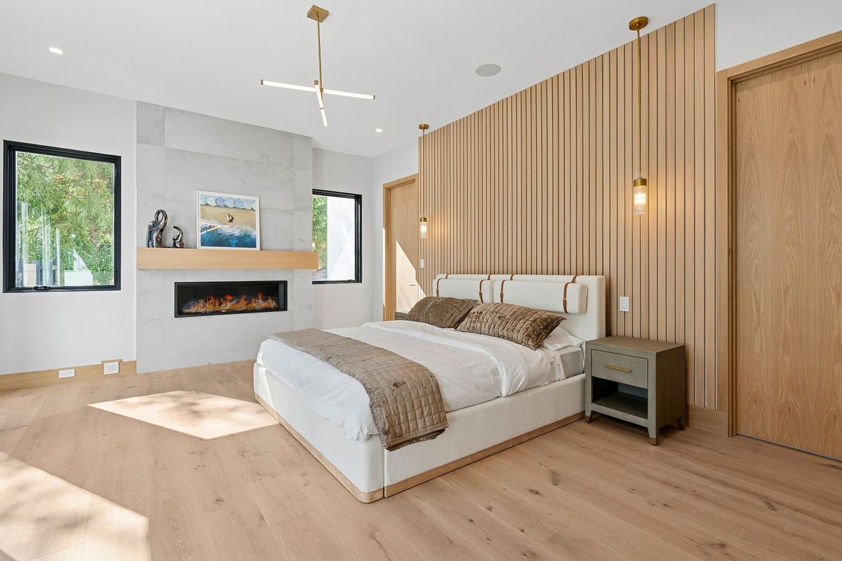 Bedroom, Fireplace, Interior, Pendant Lights, Recessed Lighting, Wood Texture Flooring