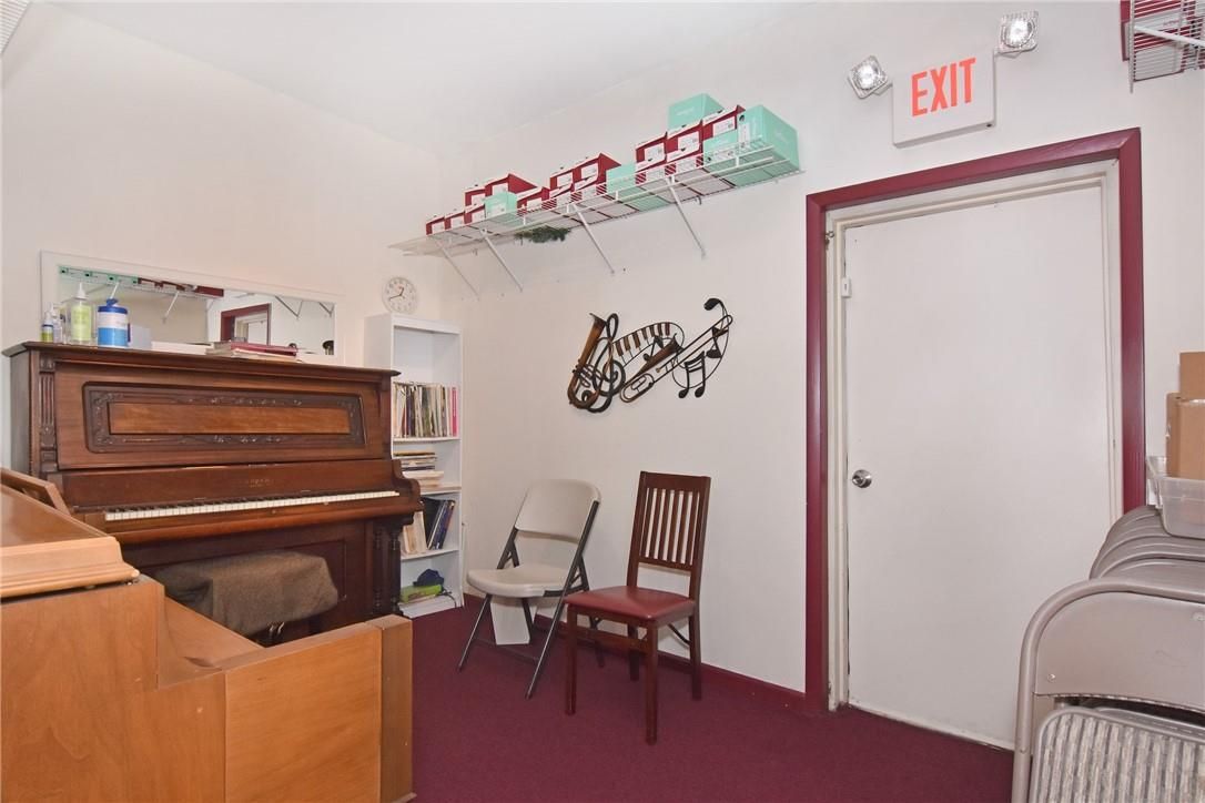 Interior, Piano