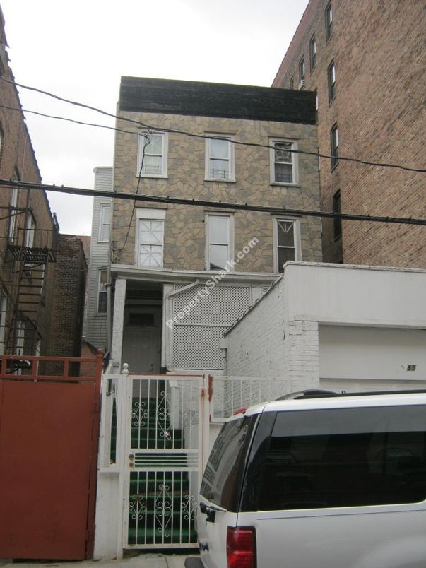 Exterior, Facade, Rowhouse