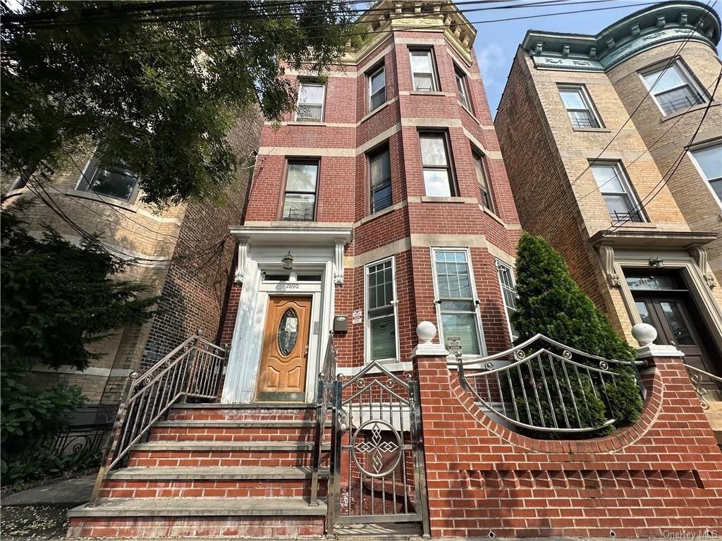 Exterior, Facade, Brick Facade, Rowhouse