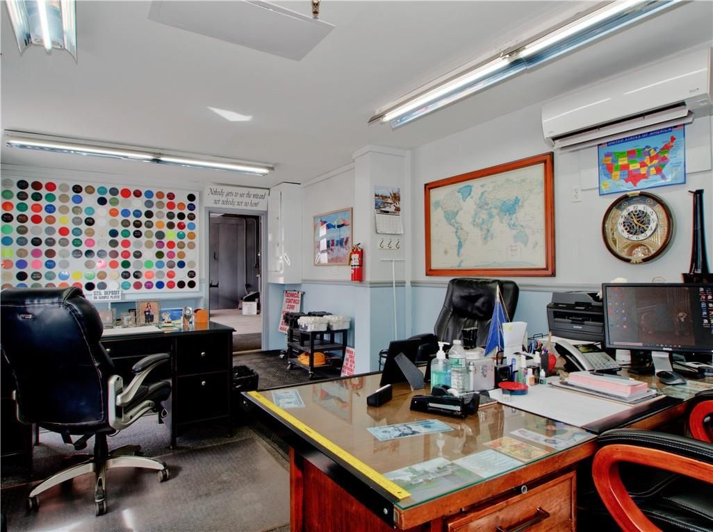 Home Office, Interior