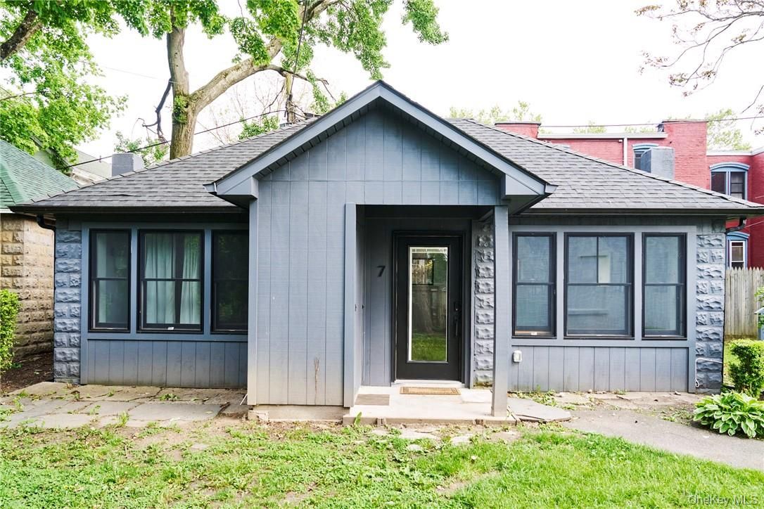 Exterior, Facade, Ranch