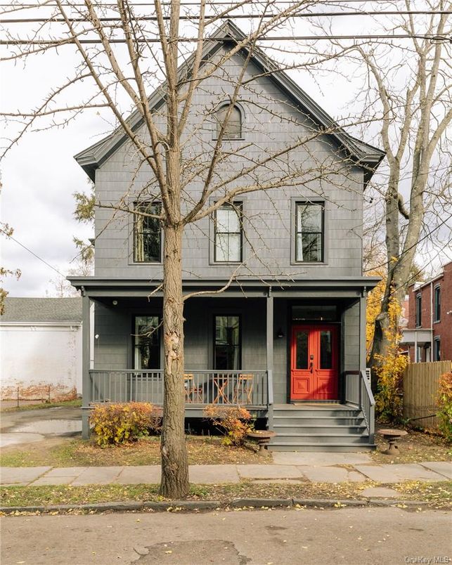 Exterior, Facade, Queen Anne Victorian
