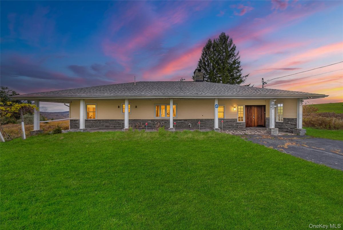 Backyard, Exterior, Facade, Ranch