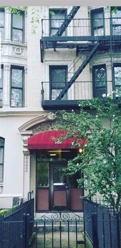 Exterior, Facade, Rowhouse