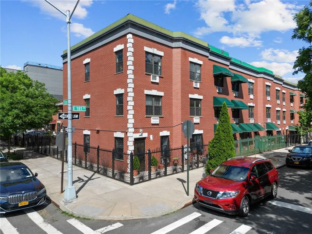 Exterior, Facade, Brick Facade, Rowhouse