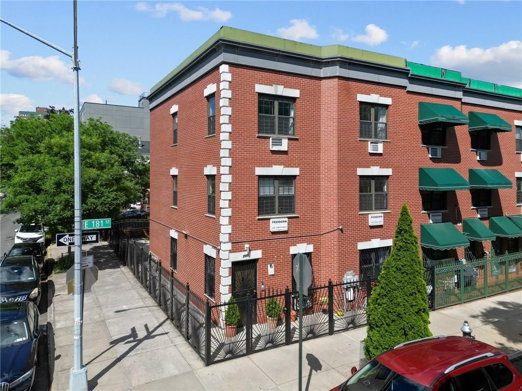 Exterior, Facade, Brick Facade, Rowhouse