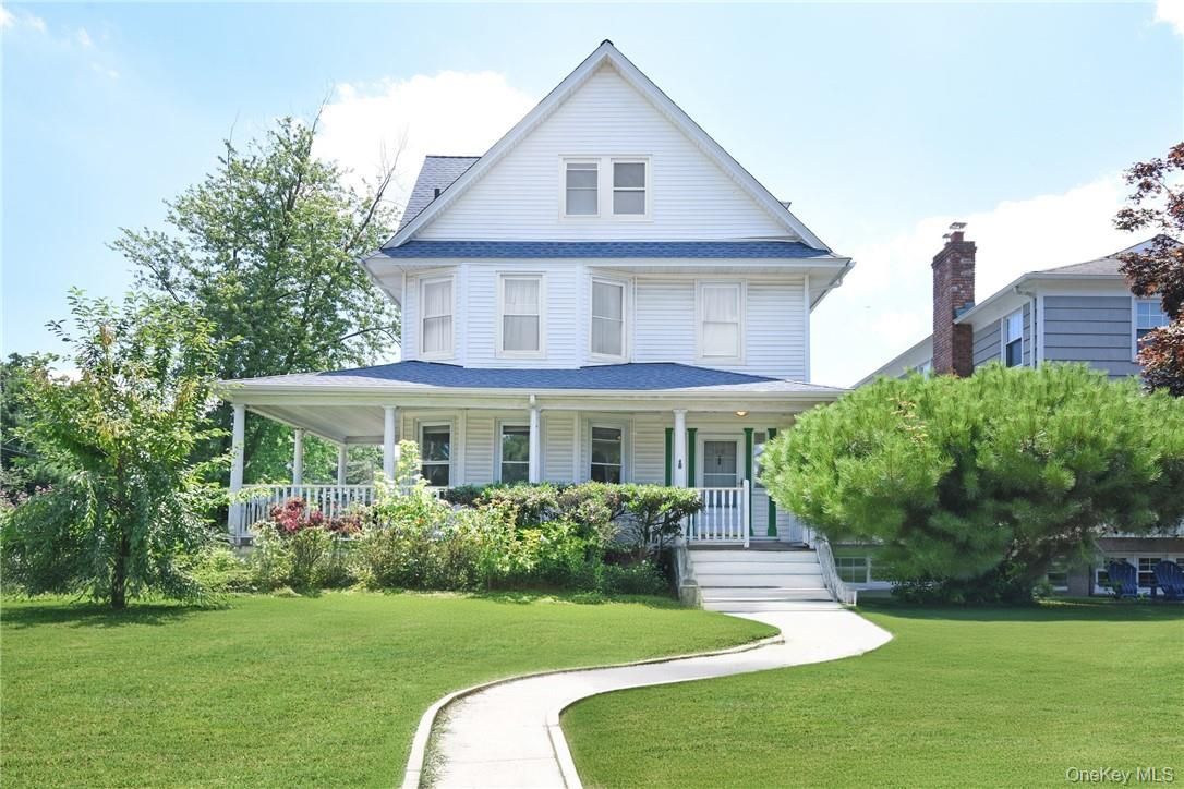Exterior, Facade, Queen Anne Victorian