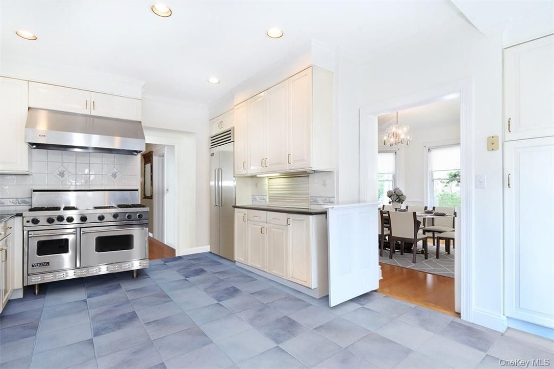 Chandelier, Dining room, Interior, Kitchen, Recessed Lighting, Stainless Steel Appliances, Wood Texture Flooring