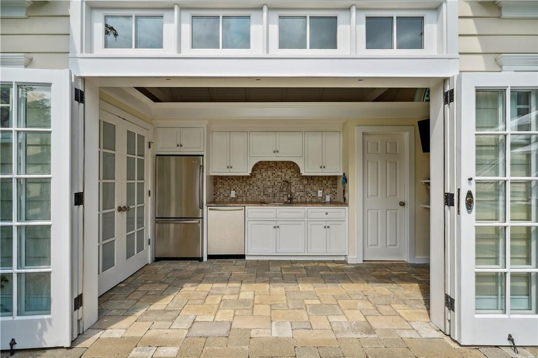 Exterior, Kitchen, Stainless Steel Appliances