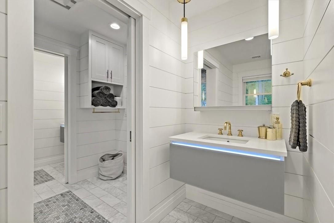 Bathroom, Interior, Pendant Lights, Recessed Lighting