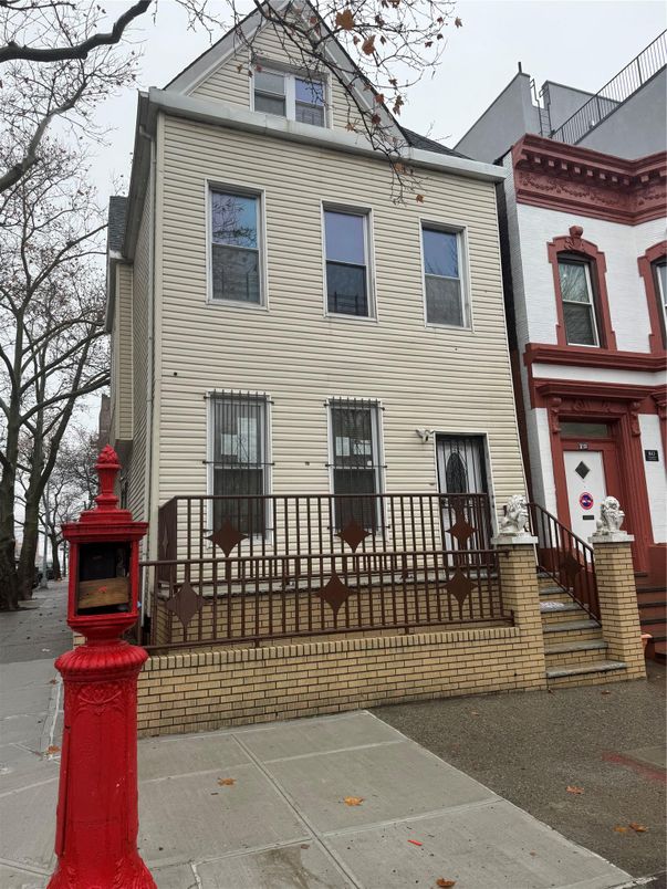 Exterior, Facade, Queen Anne Victorian