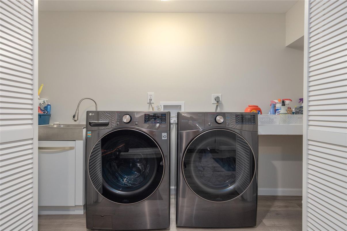 Interior, Utility Closets, Washer, Wood Texture Flooring