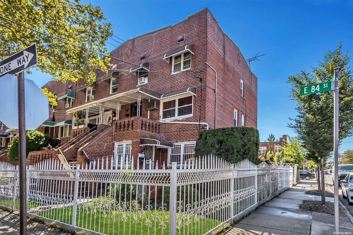Exterior, Facade, Brick Facade, Rowhouse