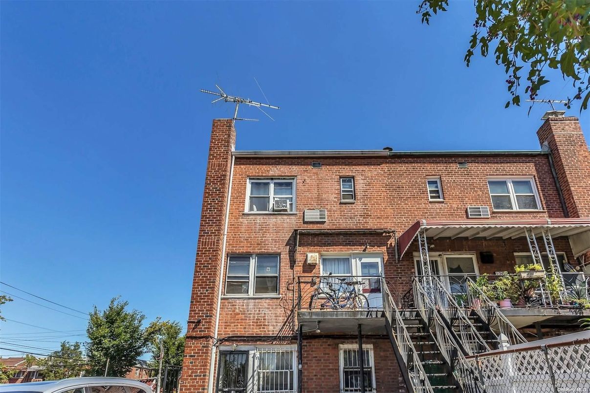 Exterior, Facade, Brick Facade, Rowhouse