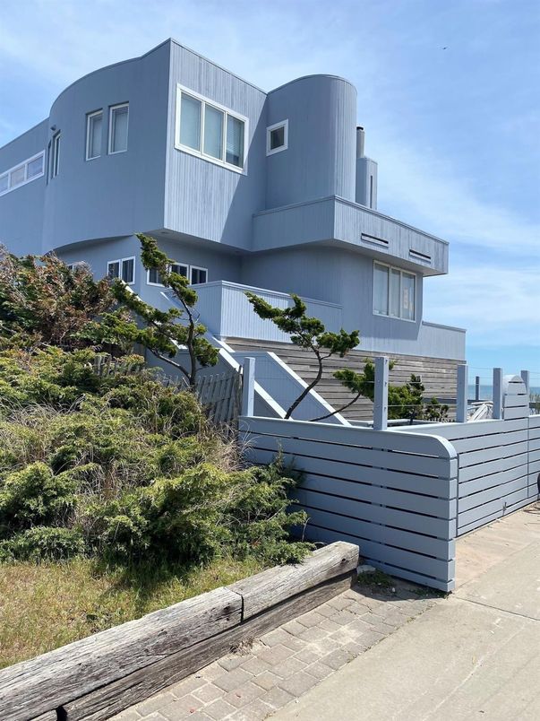 Exterior, Facade, Modern