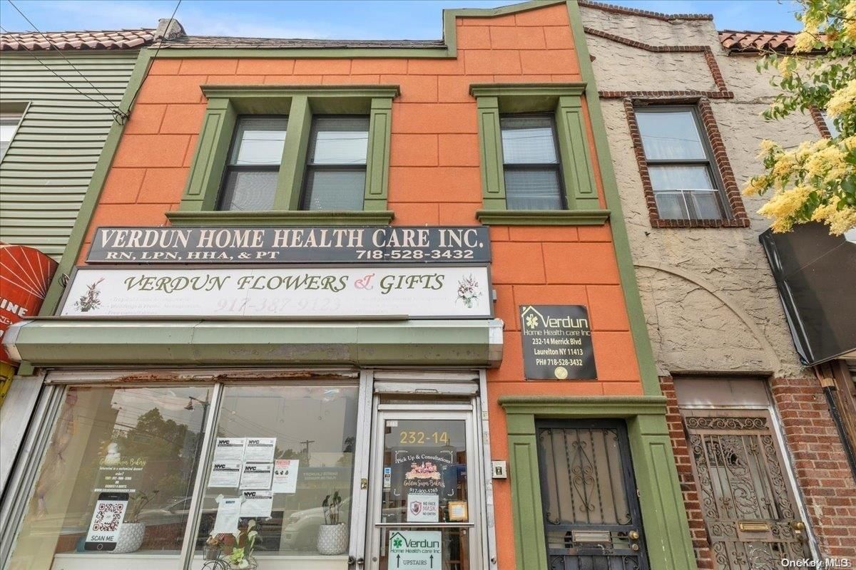 Exterior, Facade, Rowhouse