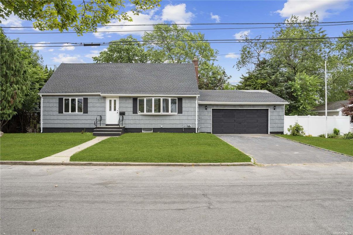 Attached, Exterior, Facade, Cape Cod