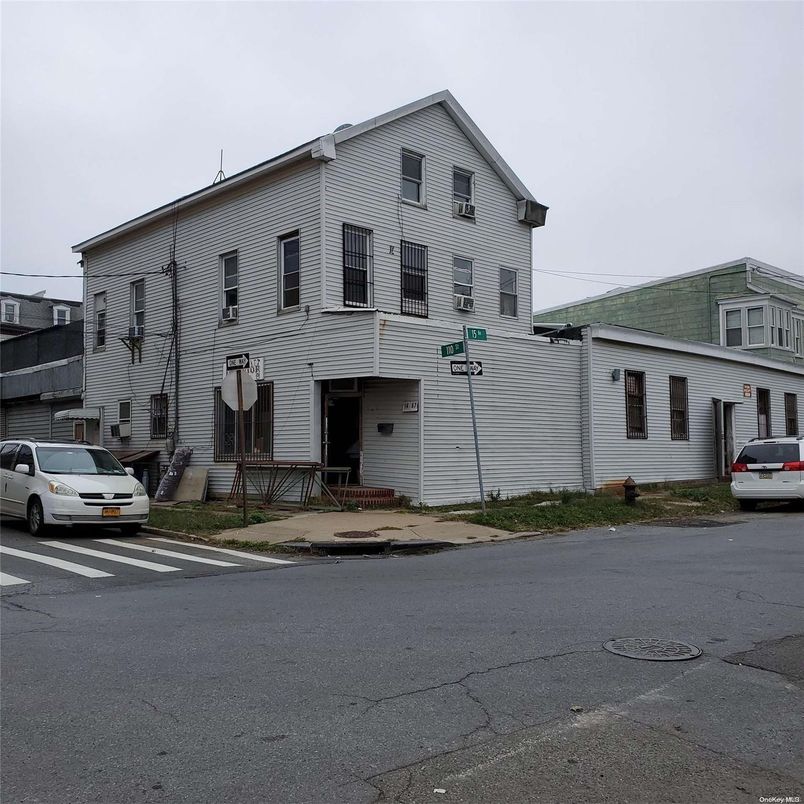 Exterior, Facade, Rowhouse