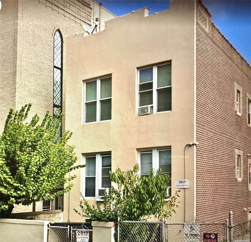 Exterior, Facade, Brick Facade, Rowhouse